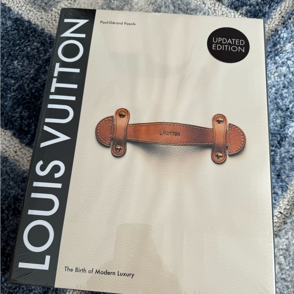 Brand new Louis Vuitton Book - Picture 1 of 2